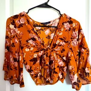 American Eagle crop top! Worn 1-2 times max. Super cute and comfortable!